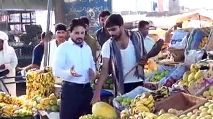 پھل فروش کی حاضرجوابی دیکھیں اور مسکرائیں