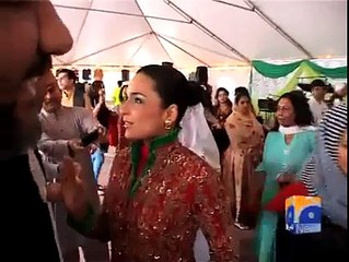 Des Pardes ایسی محفلوں میں شرکت کرنے کے میں 20 لاکھ لیتی ہوں- کیپٹن نوید کا تعارف نہ کرانے پر اداکارہ میرا ایمبیسی سٹاف سے لڑپڑیں ۔