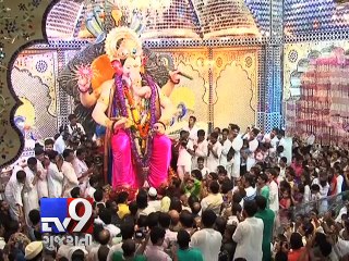 Amitabh Bachchan, daughter-in-law Aishwarya Rai offer prayers at Lalbaughcha Raja - Tv9