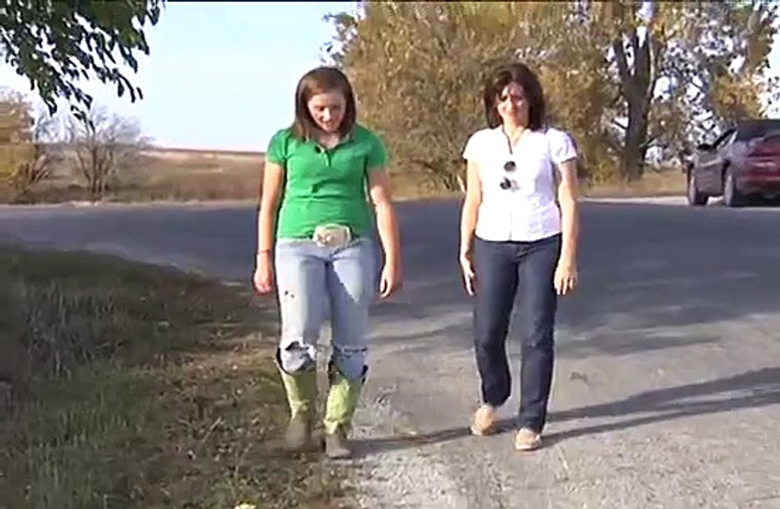 Elle a découvert un cheval sur le bord de la route. Ce dont elle s'aperçoit alors est tout simplement incroyable.