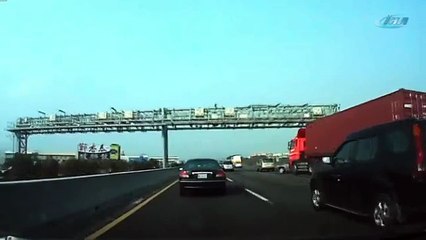 TIR otomobillerin üzerine devrildi