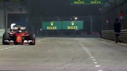 Un spectateur marche sur la piste durant le grand prix de F1 de Singapour