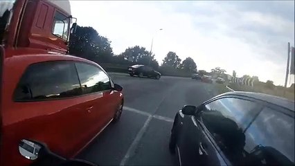 Un automobiliste double un motard par la droite (Instant Karma)