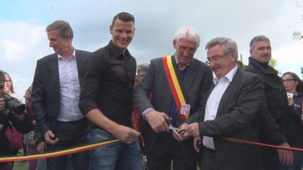 Daniel Van Buyten inaugure un stade à son nom à Froidchapelle