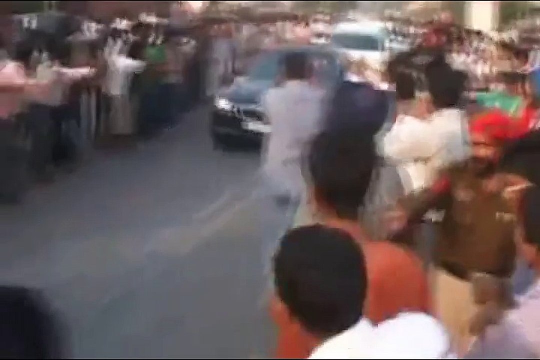 crazy fan crying and pleading to meet shahrukh khan