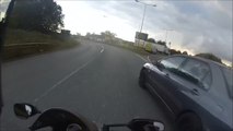 Instant Karma pour un automobiliste qui double un motard par la droite