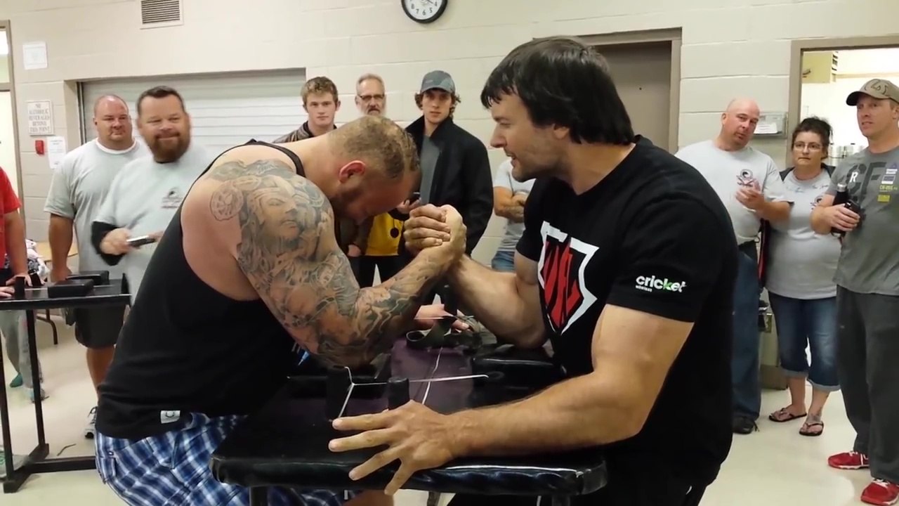 La Montagne de Game of Thrones défie le champion du monde de bras de fer