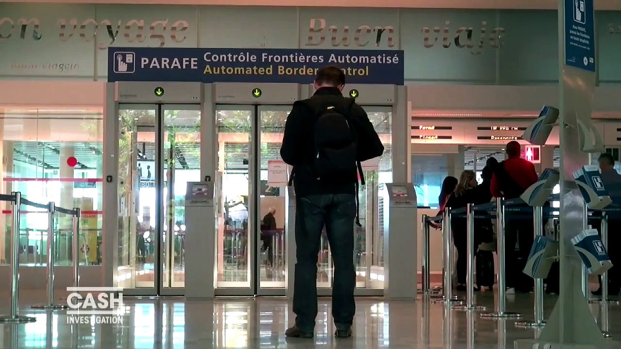Des journalistes de France 2 passent les contrô...