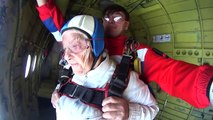 A 93 ans, elle saute en parachute
