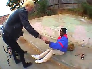 Un rider en BMX tombe sur la tête d'un SDF