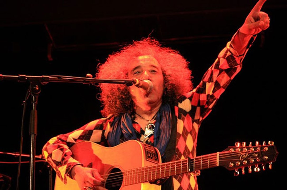 Akli D. chante   c est facile ,c est pas facile