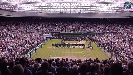 03. Roger Federer lifts the runners-up trophy