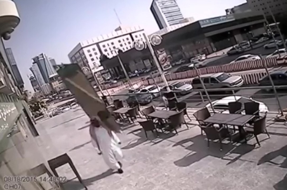 Une vitre tombe d'un immeuble sur un homme qui échappe miraculeusement à la mort