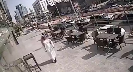 Une vitre lui frôle la tête