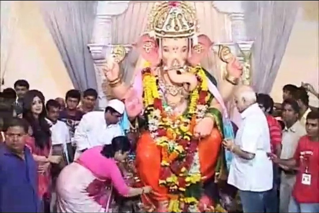 Shilpa Shetty Visits Andheri Cha Raja Ganpati pandal