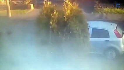 Un véhicule percute et roule sur le capot d'une voiture