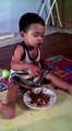 Video lucu, bocah makan sambil tidur (funny video, boy eat while sleeping)