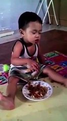 Video lucu, bocah makan sambil tidur (funny video, boy eat while sleeping)