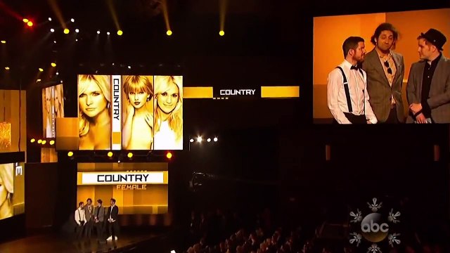 Taylor Swift - Wins Country Female Artist - AMA Awards 2013