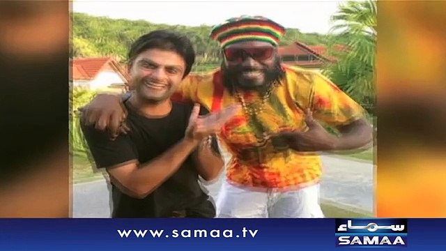 Chris Gayle banters with Ahmed Shehzad