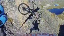 Ce rider belge fait du VTT sur une slackline à 2700 mètres d'altitude