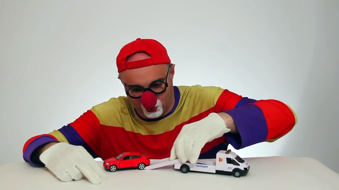Dima le clown La voiture et le camion de remorquage