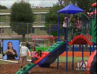 Mauricio Rodas entregó una cancha de fútbol en el barrio Palmar de Solanda