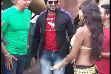 CHECKOUT Veena Malik's weird new look