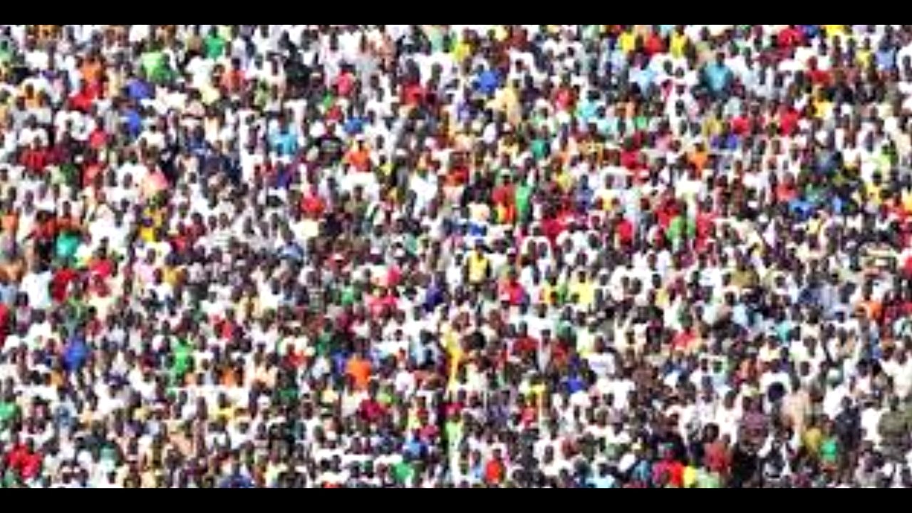 Insolite un fou psychopathe tres bizarre a la Grand Place de Bruxelles