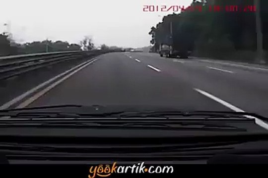 Lastiği patlayan kamyonun sonu....