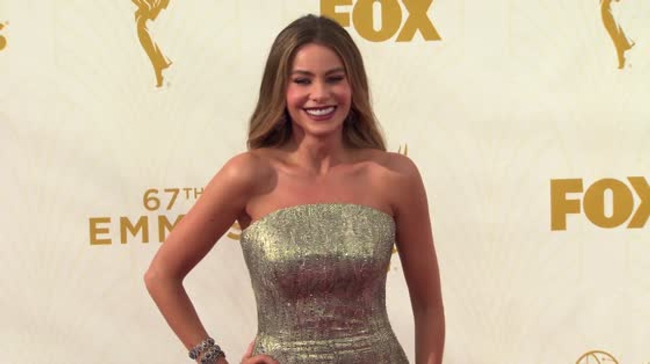 Sofia Vergara und weitere Damen im Metallic-Look bei den Emmy Awards