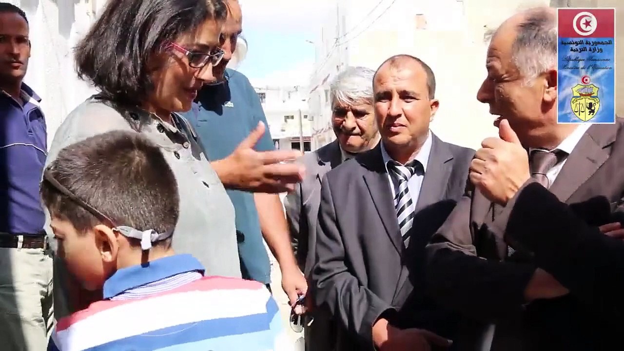 فيديو اليوم : وزير التربية يزور التلميذ زكريا عمارة في منزله ويصطحبه إلى مدرسة الإمام سحنون بمنوبة لتسجيله بعض رفضه ....