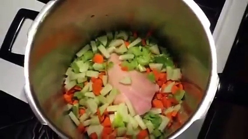 How to make chicken soup with vegetables