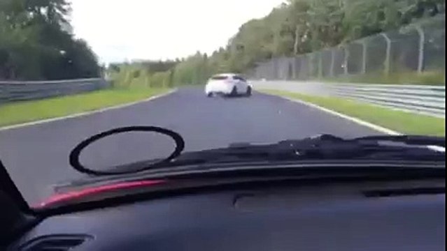 Impressionnant accident de voiture sur le circuit de Nürburgring