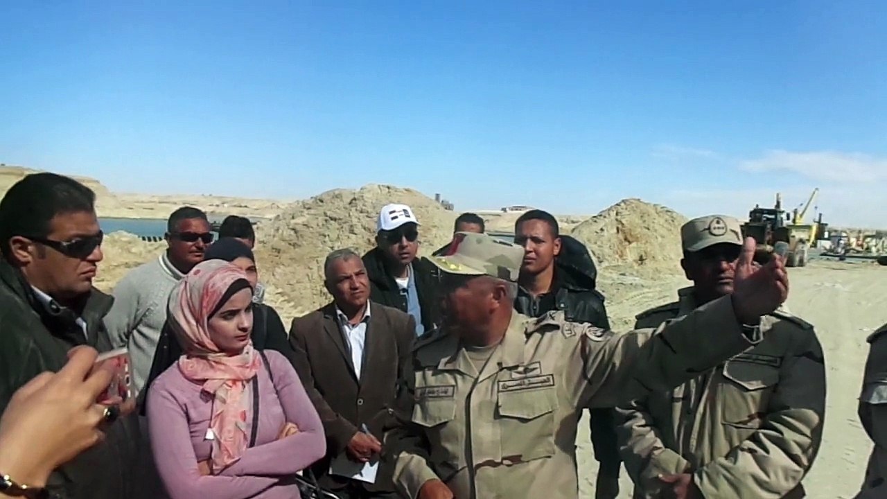 اللواء كامل الوزير المشرف على قناة السويس الجديدة مع الصحفيين فى موقع قناة الاتصال رقم 2 فبراير2015