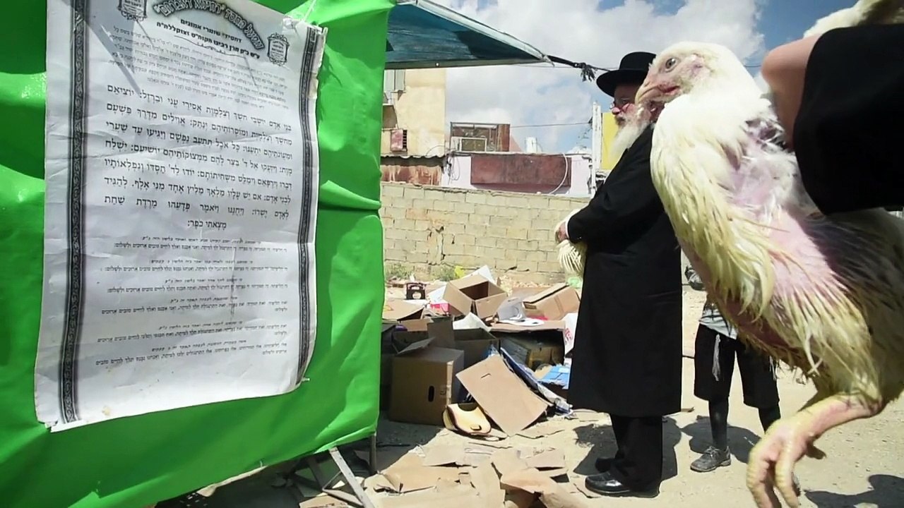 Jews take part in atonement ritual on eve of Yom Kippur