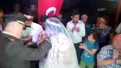 Kendi düğününe yetişemeyen asker, gelinine kavuştu!