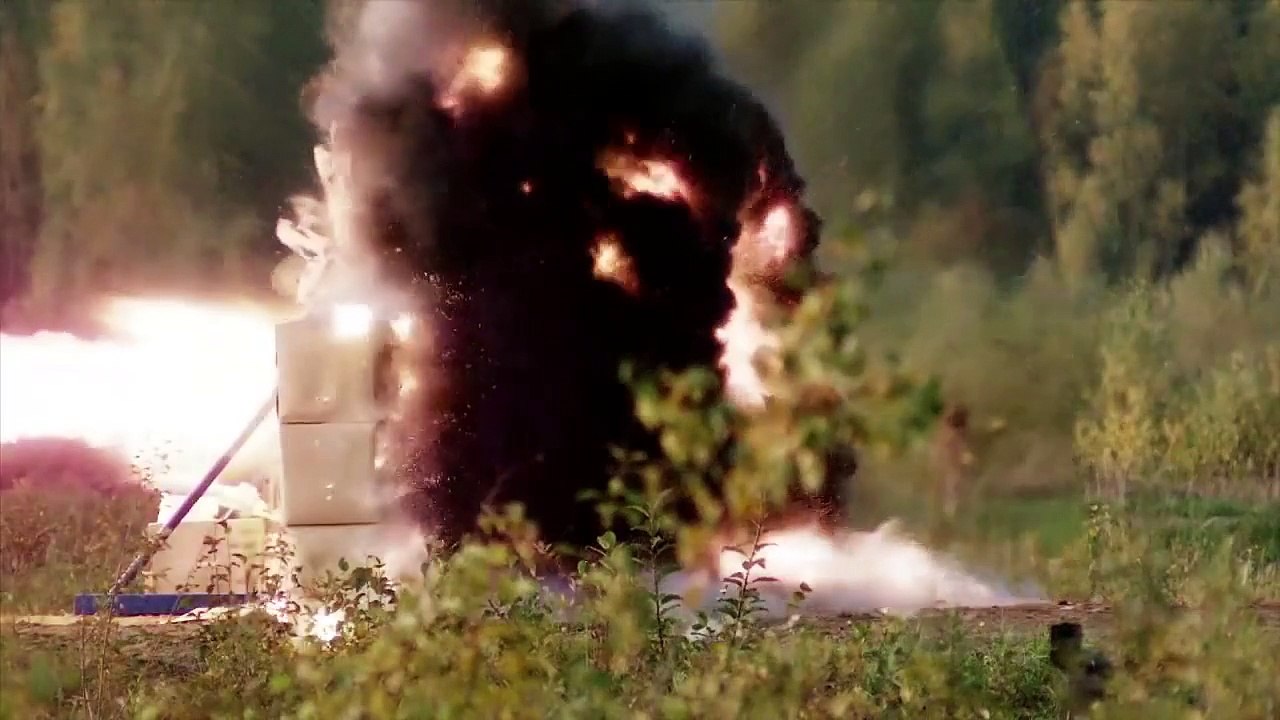 Test de solidité d'une vitre blindé pare-balle. Tir au canon RPG