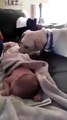 Un chien s'occupe d'un bébé... Une vraie maman!
