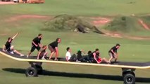 10 riders sur le même skateboard... Planche géante!