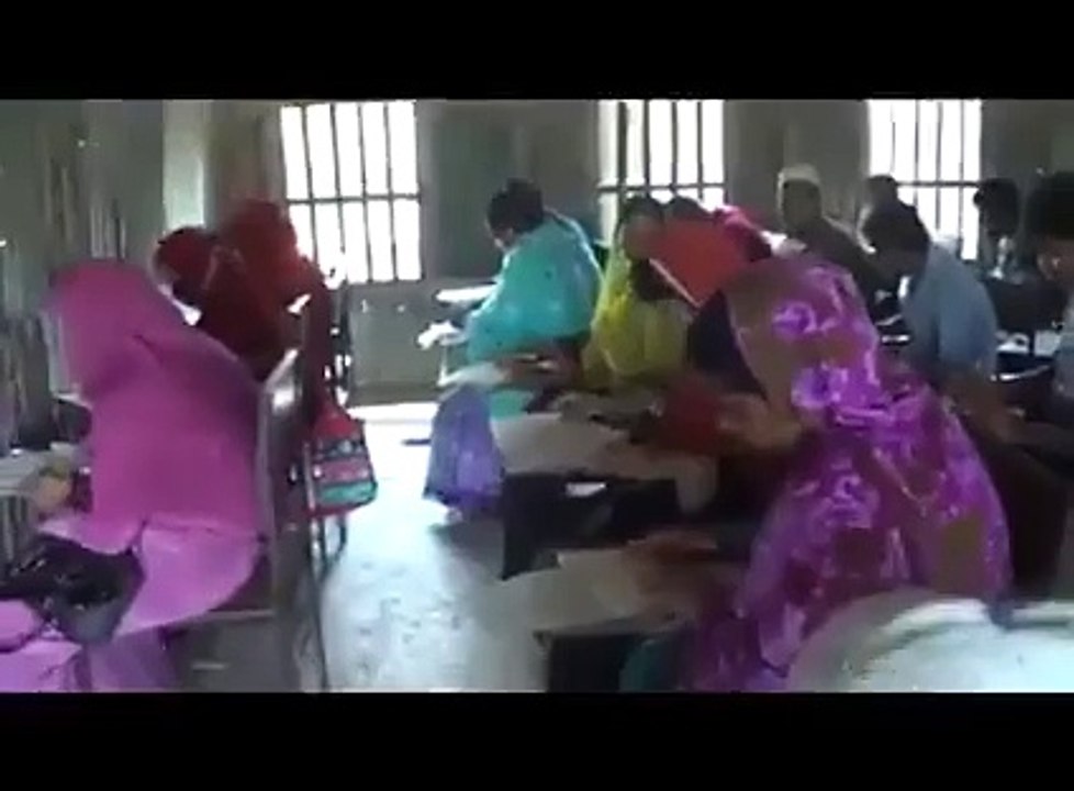 দেশের শিক্ষা আর শিক্ষকরা কোন পর্যায়ে গেছে.. ভিডিওটি না দেখলে বুঝতে পারবেন না..!!