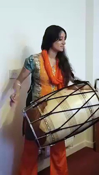 Wah ji punjabi larki kya dhool baja rahi hay app bi video dakay