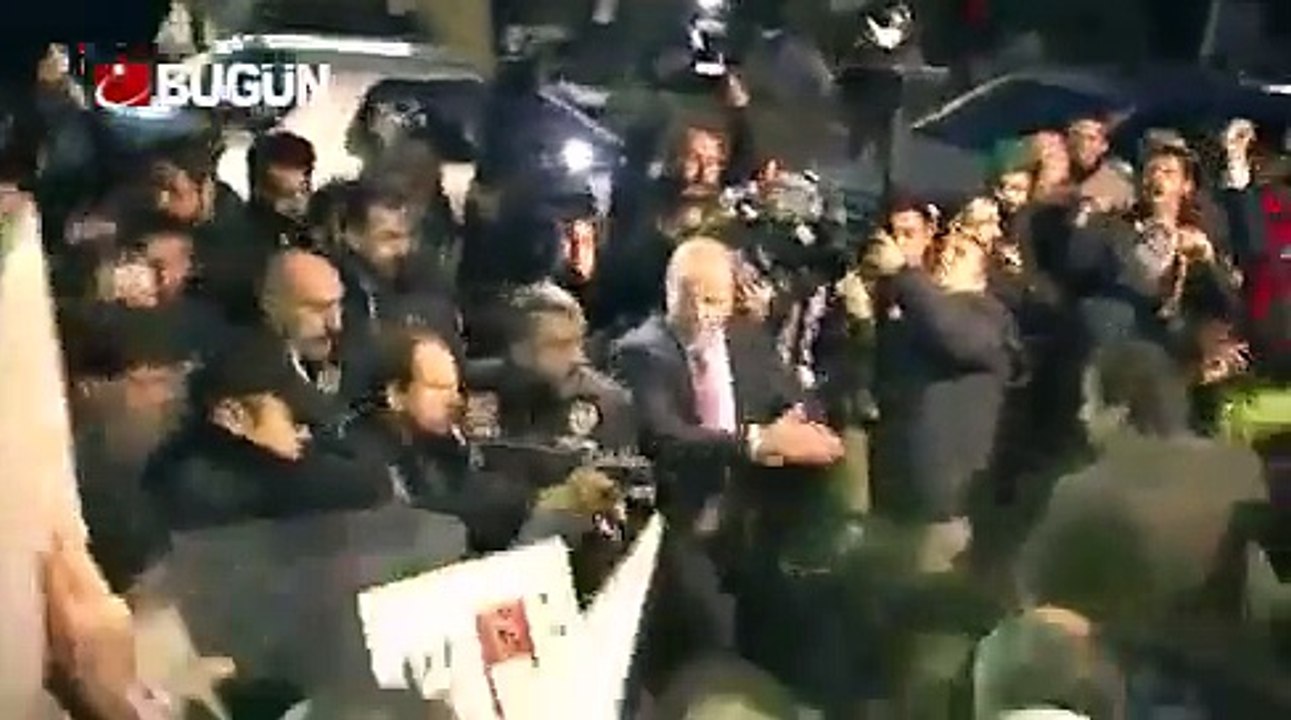 Polis Koza İpek medya binasına zorla girdi Bugün Tv yalnız değildir