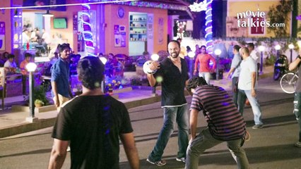 Making Of Dilwale Shahrukh Khan And Kajol Playing Badminton On The Sets