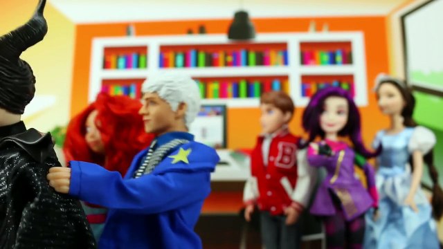 Descendants Mal and Ben’s Wedding with Evie and Carlos. DisneyToysFan