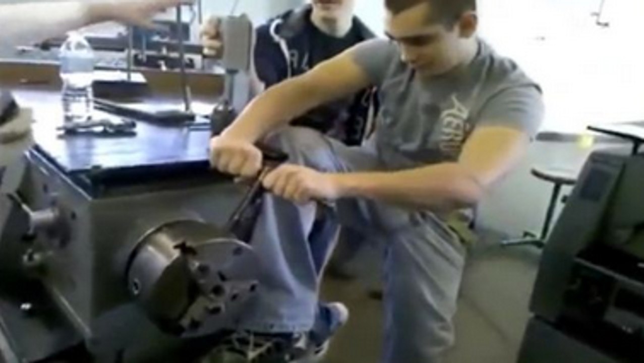 Bonehead Gets Caught In An Industrial Lathe Vidéo Dailymotion