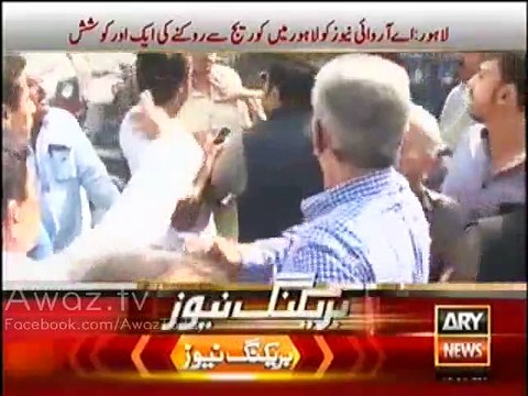 PML-N workers misbehaves & pushes Arif hameed Bhatti outside Polling station in Lahore
