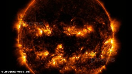 El sol celebra Halloween haciéndose pasar por calabaza