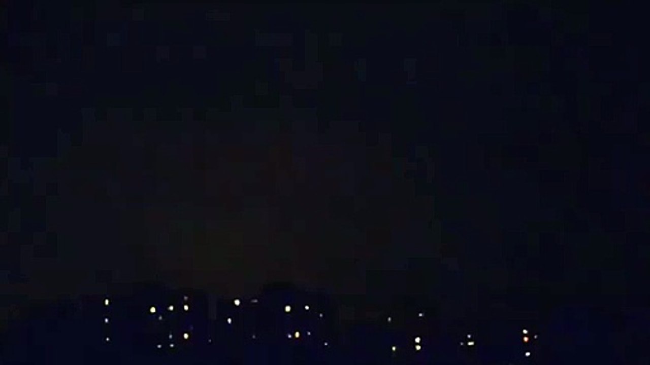 Denizdeki adama köpek balığı şakası yapılırsa - Komik videolar - Funny videos