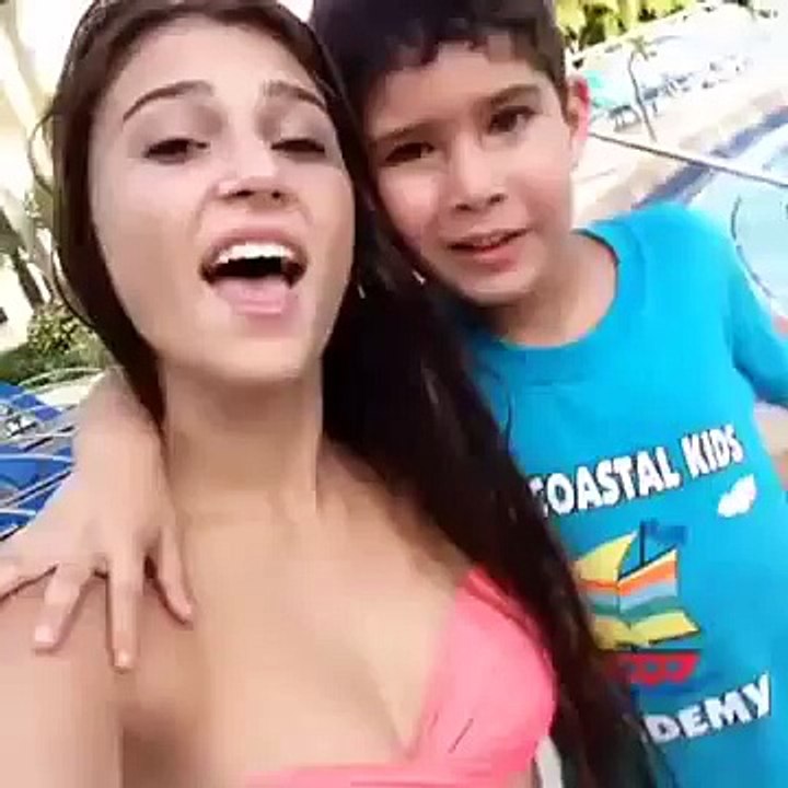 Un enfant profite d'un selfie pour toucher des seins